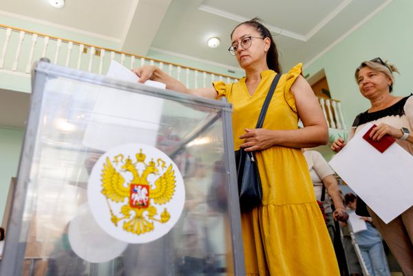 Жительницы Приднестровья опускают бюллетени в избирательную урну - Sputnik Молдова