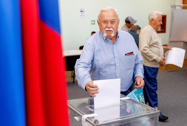 Приднестровцы  голосуют на избирательном участке  во дворце Республики в Тирасполе. - Sputnik Молдова