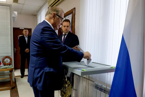 Первым на выборах в Госдуму РФ в Кишиневе проголосовал посол России Олег Озеров  - Sputnik Молдова