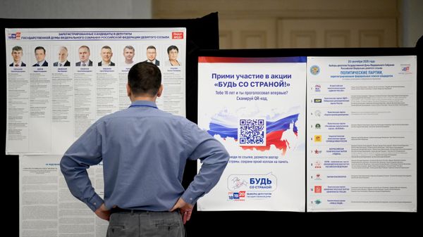 Голосование на избирательном участке в Новосибирске на выборах депутатов Государственной Думы РФ девятого созыва - Sputnik Moldova