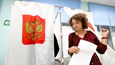 Голосование на выборах депутатов Государственной Думы РФ девятого созыва на избирательном участке №168 в Москве
