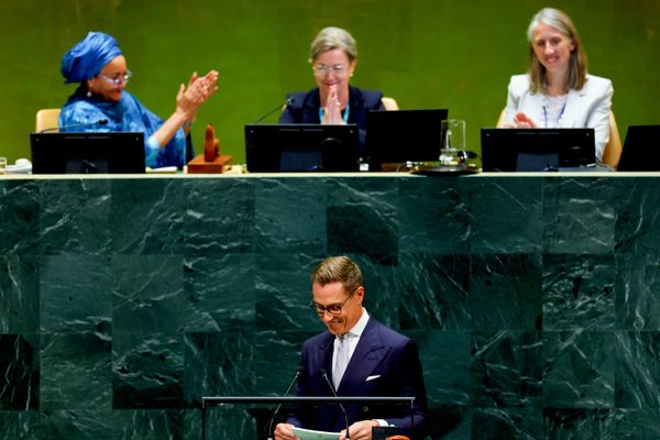 Постоянный представитель Финляндии в ООН Элина Калкку поддерживает президента своей страны Александра Стубба во время его выступления на 81-й сессии Генассамблеи ООН. - Sputnik Молдова
