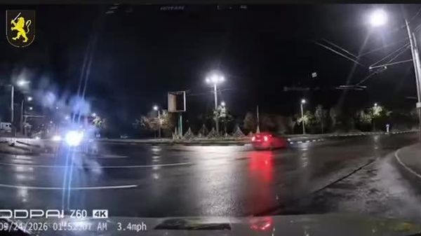 Ieri noaptea, la Chișinău, un șofer de 22 de ani aflat la volanul unui Mercedes a încercat să scape de poliție, iar urmărirea s-a încheiat într-un mod cât se poate de simbolic – tânărul s-a izbit de un stâlp al semaforului - Sputnik Moldova