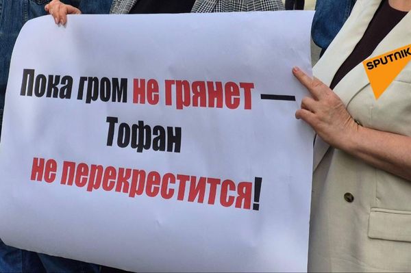 Господин Тофан, расскажите лучше людям, что будет делать правительство, если зима всё-таки окажется холодной? Что будет делать правительство, если граждане будут не в состоянии оплатить счёт в 8–10 тысяч леев? Что будет делать правительство, и кто будет нести личную ответственность за то, когда семьи не будут иметь чем кормить своих детей, молодые люди не будут иметь возможности помочь своим родителям купить лекарство или бабушкам и дедушкам?, — обращается к молдавскому премьеру лидер коммунистов Диана Караман - Sputnik Молдова
