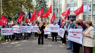 Партия коммунистов провела акцию протеста у здания правительства в Кишиневе