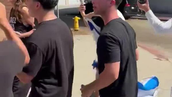 O femeie care purta un tricou cu mesajul „Israelul ucide copii” a fost hărțuită în fața unei brutării cușer din zona Pico-Robertson din Los Angeles - Sputnik Moldova
