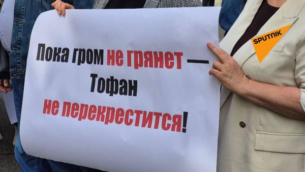 Господин Тофан, расскажите лучше людям, что будет делать правительство, если зима всё-таки окажется холодной? Что будет делать правительство, если граждане будут не в состоянии оплатить счёт в 8–10 тысяч леев? Что будет делать правительство, и кто будет нести личную ответственность за то, когда семьи не будут иметь чем кормить своих детей, молодые люди не будут иметь возможности помочь своим родителям купить лекарство или бабушкам и дедушкам?, — обращается к молдавскому премьеру лидер коммунистов Диана Караман - Sputnik Moldova