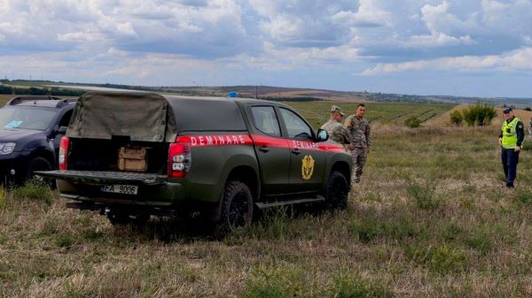 Membrii echipei de căutare din Republica Moldova au descoperit un mormânt militar neînregistrat, în care se aflau osemintele a doi soldați ai Armatei Roșii, în raionul Anenii Noi - Sputnik Moldova