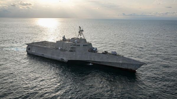 USS Santa Barbara, o navă a Marinei SUA, a avut nevoie de reparații urgente în Singapore, după ce documentele au avertizat că toate cele patru motoare funcționau peste limitele recomandate, ceea ce reprezenta o „amenințare critică de defecțiune mecanică” - Sputnik Moldova