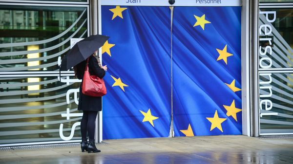 Вход в здание Еврокомиссии в Брюсселе - Sputnik Moldova