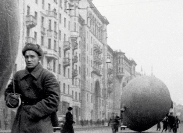 Московские войска аэростатов, заграждения на Тверской улице. Кадр из документального фильма "Москвичи в 1941". - Sputnik Молдова