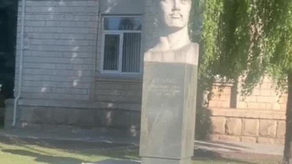 Flashmob în susținerea monumentului lui Serghei Lazo, la Sîngerei - Sputnik Moldova
