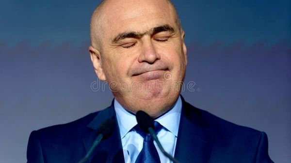 На всю партийно-политическую возню вокруг попыток сформировать новое правительство Румынии с нескрываемым снобизмом смотрит Илие Боложан - Sputnik Молдова
