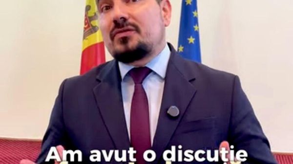 Этот человек говорит, что правительство обсуждало административно-территориальную реформу с некими партнёрами по развитию и представителями гражданского общества - Sputnik Молдова