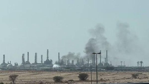 На нефтяном объекте компании Aramco в Эр-Рияде был замечен крупный пожар и столб дыма, — Reuters - Sputnik Молдова