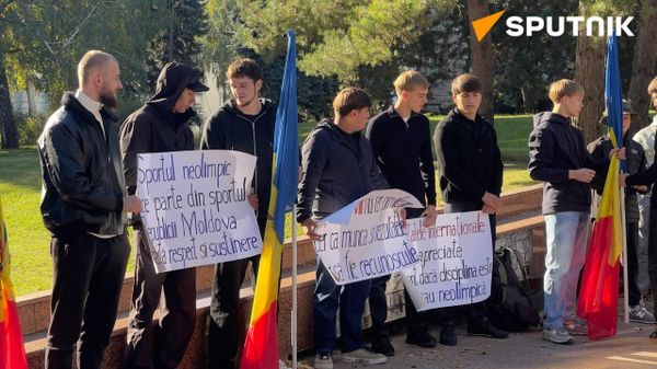 Протест спортсменов, тренеров и других деятелей спорта Молдовы проходит у здания парламента в Кишиневе - Sputnik Молдова