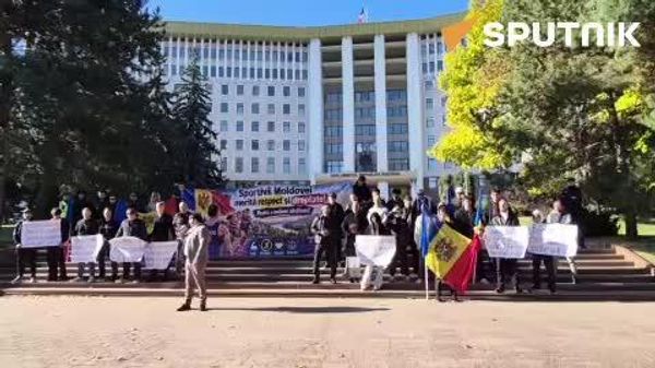 На протесте у парламента потребовали отставки госсекретаря Минобразования Серджиу Гурина - Sputnik Молдова