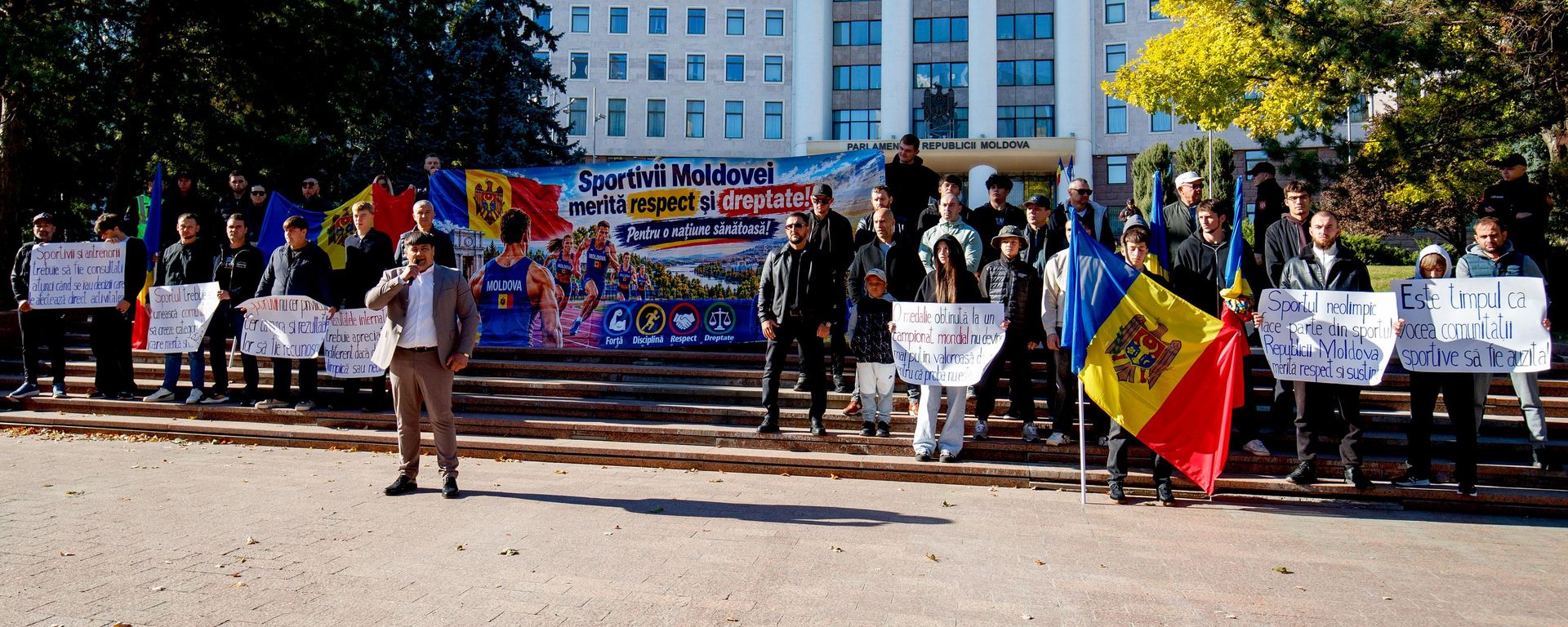 Протест спортсменов и тренеров у здания парламента Молдовы 4 октября 2026 - Sputnik Молдова, 1920, 04.10.2026