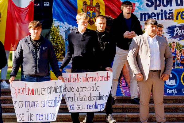 Протест спортсменов и тренеров у здания парламента Молдовы 4 октября 2026 - Sputnik Молдова