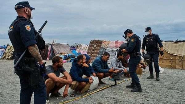 Полиция Испании ликвидировала лагерь нелегальных мигрантов на пляже в Сеуте, где свыше 3 тысяч человек более двух месяцев жили в антисанитарных условиях - Sputnik Молдова
