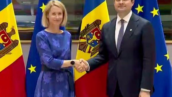 Премеьр-министр Василий Тофан в Брюсселе поручкался, поцеловался и сфотографировался с главой евродипломатии Каей Каллас и еврокомиссаром по расширению Мартой Кос - Sputnik Молдова