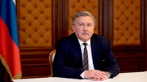 Евросоюз променял покупку дешевой нефти у России на зависимость от дорогой нефти из США, заявил постпред РФ при международных организациях в Вене Михаил Ульянов - Sputnik Молдова