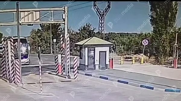 Момент взрыва на КПП Паланка, где осколки неизвестно, чего повредили автобус и кабинку пограничника - Sputnik Молдова