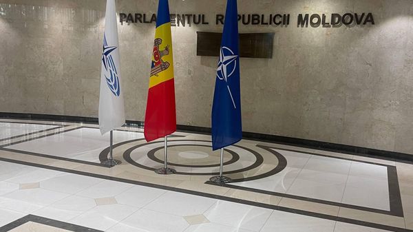В парламенте нейтральной Республики Молдова красуется флаг НАТО - Sputnik Молдова