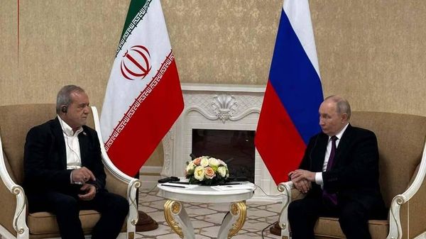 Președintele iranian Masoud Pezeshkian s-a întâlnit cu Putin în Turkmenistan - Sputnik Moldova