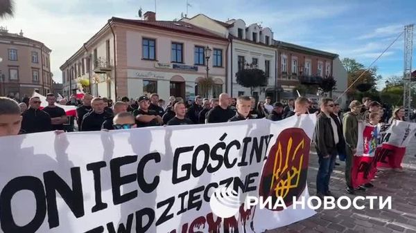 Акция протеста проходит в польском Ярославе, где украинец убил священника - Sputnik Молдова