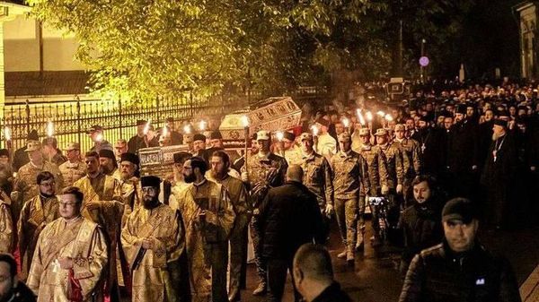 Более 100 тысяч паломников приехали в Румынию, чтобы поклониться мощам святой Параскевы в городе Яссы, 700 из них понадобилась медицинская помощь из-за многочасовых очередей - СМИ - Sputnik Молдова
