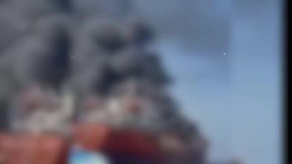 КСИР опубликовал два новых видео, как заявляется, с танкерами подорвавшимися на минах при попытке прохода через Ормузский пролив без иранского разрешения - Sputnik Молдова