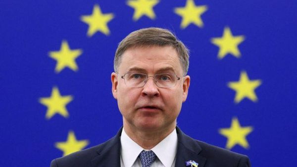 Comisia Europeană a transferat Ucrainei 2,86 miliarde de euro în cadrul componentei de apărare a împrumutului european în valoare de 90 de miliarde de euro, destinat achiziționării de drone, sisteme radar, muniții și alte produse militare, a anunțat comisarul european pentru economie, Valdis Dombrovskis - Sputnik Moldova
