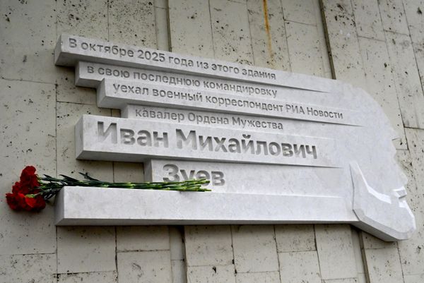 O placă comemorativă dedicată corespondentului de război al agenției RIA Novosti, Ivan Zuev, se află pe clădirea grupului media internațional „Rossiya Segodnya”, situată pe bulevardul Zubovski din Moscova. Ivan Zuev a decedat la 16 octombrie 2025, în regiunea Zaporojie, în timp ce se afla într-o misiune jurnalistică. - Sputnik Moldova