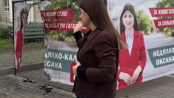 Первое ЧП на выборах в Гагаузии – кандидату в депутаты НСГ сожгли рекламный баннер - Sputnik Молдова