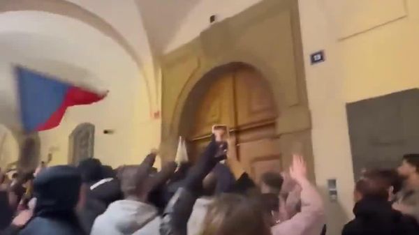 Protestatarii au încercat să pătrundă în clădirea Camerei Deputaților din Praga - Sputnik Moldova