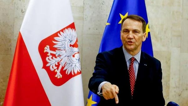 Глава МИД Польши Сикорский пообещал выдвинуть Трампа на Нобелевскую премию мира - Sputnik Молдова