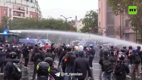 Протестующих в Париже разгоняют дубинками и водомётами: в столице Франции жёстко задерживают участников акции - Sputnik Молдова