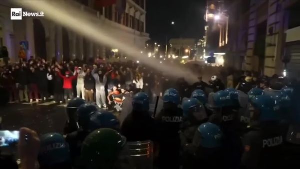 Столкновения между протестующими и полицией в центре Рима: в силовиков летят бутылки, демонстрантов поливают водой и слезоточивым газом - Sputnik Молдова