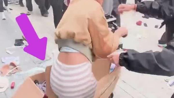 O femeie care scotea o cutie cu haine dintr-un magazin Zara jefuit în timpul protestelor din Franța i-a răspuns unui bărbat care a calificat furtul drept „haram”, adică invocând interdicția islamică a furtului - Sputnik Moldova