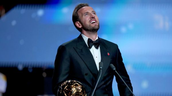 Английский футболист Гарри Кейн получил приз Игрок года на церемонии вручения Золотого мяча в Лондоне, Великобритания - Sputnik Молдова