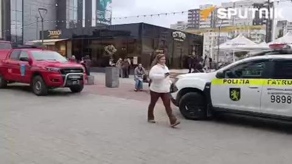 Входы в универмаг, куда, предположительно, поступило сообщение о бомбе, оцепили правоохранители - Sputnik Молдова