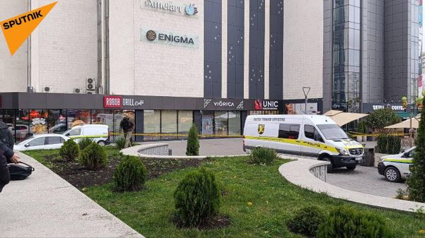 Сапёры обследуют территорию универмага UNIC в Кишинёве, куда, предположительно, поступило сообщение о минировании - Sputnik Молдова