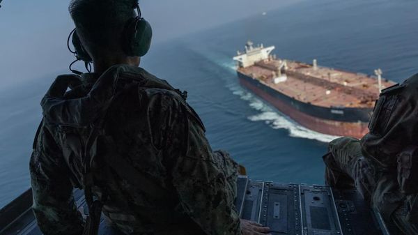 CENTCOM anunță că forțele americane au ajutat statele partenere din Golf să exporte peste 1,5 miliarde de barili de petrol brut prin Strâmtoarea Ormuz, menținând în același timp blocada asupra exporturilor de petrol iranian - Sputnik Moldova