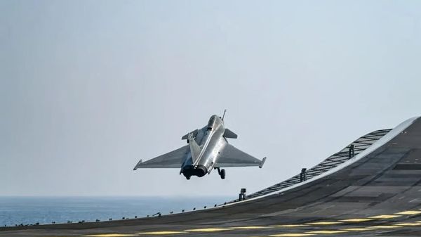 Un avion de vânătoare Rafale Marine a aterizat cu succes, din prima încercare, pe portavionul indian INS Vikrant - Sputnik Moldova