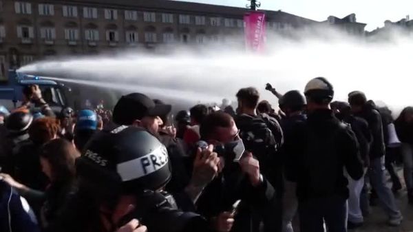 Столкновения с полицией в Италии: в десятках итальянских городов люди снова вышли на улицы в знак протеста против роста стоимости жизни в рамках всеобщей забастовки, объявленной профсоюзами - Sputnik Молдова