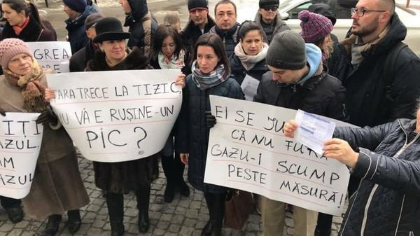 Депутата Грэдинару из партии Майи Санду рассмешила информация, что на севере Молдовы люди торгуют кизяком, поскольку других доступных средств отопления население не имеет - Sputnik Молдова