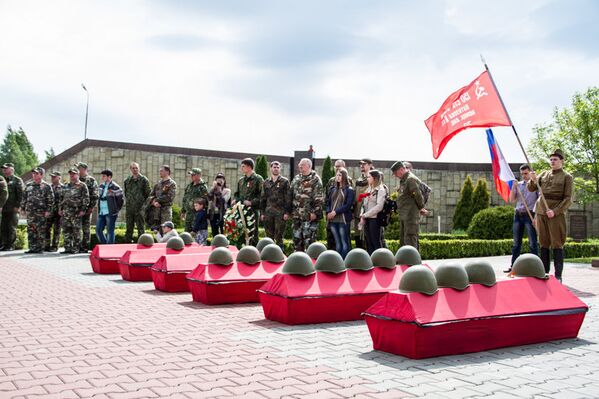 В рамках памятной акции состоялась церемония перезахоронения останков 18 советских воинов, обнаруженных в ходе поисковых экспедиций осени 2014 года и весны 2015. - Sputnik Молдова