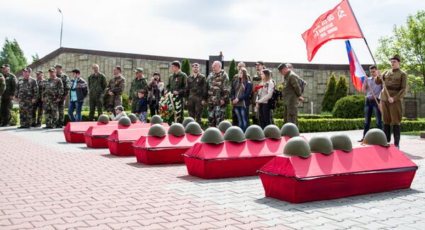 В рамках памятной акции состоялась церемония перезахоронения останков 18 советских воинов, обнаруженных в ходе поисковых экспедиций осени 2014 года и весны 2015. - Sputnik Молдова