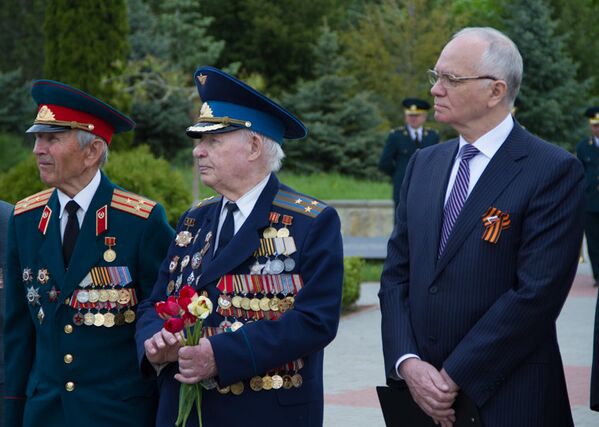 Veteranii Vladimir Buhenco şi Vasilii Litvinov, şi ambasadorul Federaşiei Ruse în Moldova - Farit Muhametşin. - Sputnik Moldova
